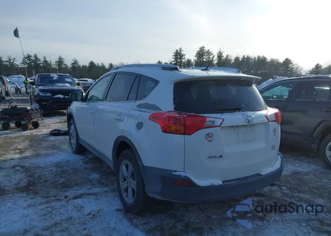 2015 Toyota Rav4 Xle z USA, uszkodzony, nr VIN 2T3RFREV1FW230679